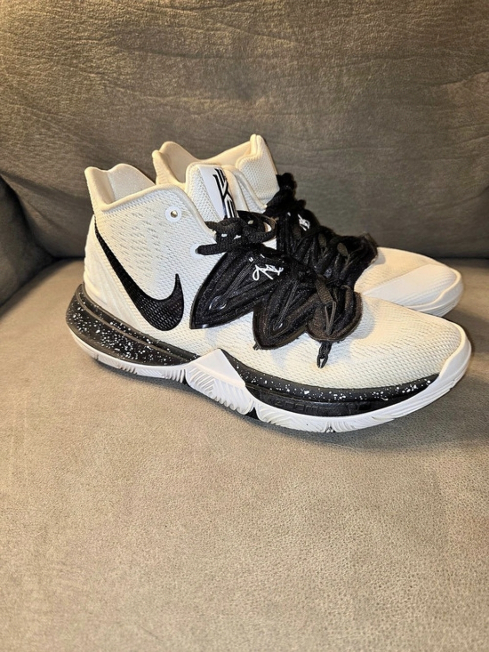 Nike Kyrie 7 Men's White & Black US 7 Like New